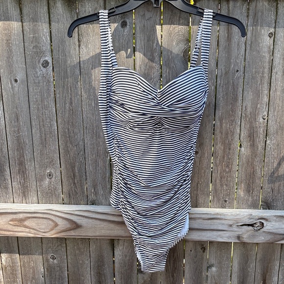 Bond-Eye Australia one-piece. - Picture 1 of 4